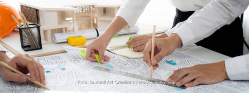 Menschen zeichnen auf Papier - Symbolbild für kommunale Wärmeplanung.