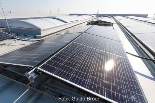 Photovoltaik-Anlage in Ost-West-Ausrichtung auf der Halle eines Gewerbebetriebs - laut der Wachstumsinitiative der Ampel sollen auch kleinere Anlagen direktvermarkten müssen.