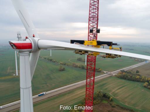 Luftbild zeigt Rotorblatt-Traversen an einer Windenergieanlage.