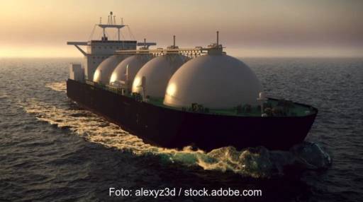 Ein Schiff mit Kugelspeichern transportiert Flüssigwasserstoff.