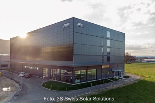 Autobahnhotel mit Solarfassade bei aufgehender Sonne.