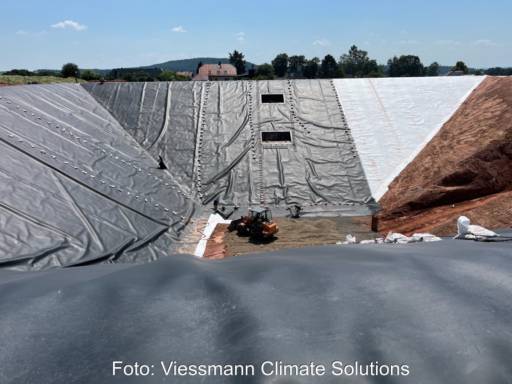 Bauarbeiten an einem Erdbeckenspeicher
