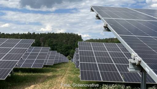 Im Bild eine Freiflächen-PV-Anlage von Greenovative, das Unternehmen baut ein Photovoltaik-Speicher-Kraftwerk in Waffenbrunn und eines in Hirschbach.