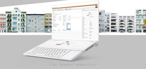 Im Bild ein Laptop vor Gebäuden als Symbol für die Wärmepumpen-Software GeoT*Sol 2024.