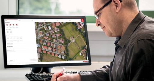 Im Bild ein Mann vor einem Laptop, auf dem die Fischer-Software Solarpanel-Fix läuft.