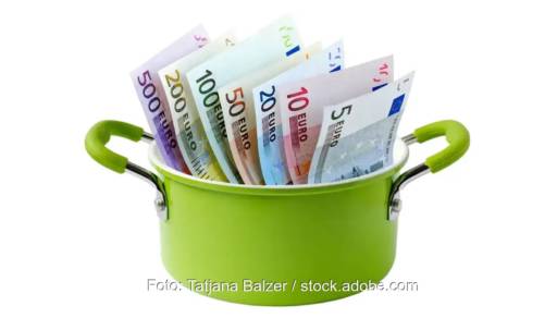 Im Bild ein Topf mit Geld als Symbol für die finanzielle Beteiligung von Kommunen an Windenergieanlagen.