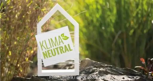 In Hausumriss mit der Aufschrift Klimaneutral als Symbol für angeblich klimaneutrales Erdgas, das Gasversorger als Ökogas verkaufen.