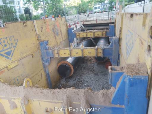 zwei große schwarze Leitungsrohre in einer Baugrube - Ausbau der Fernwärme.