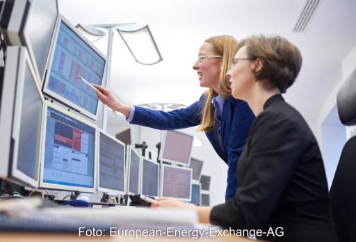 Zwei Mitarbeiterinnen der Strombörse EEX schauen gemeinsam auf Monitore.