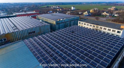 Mehrere flache Dächer mit Solaranlage - Symbolbild für Ausschreibung der Bundesnetzagentur für Solaranlagen auf Gebäuden.