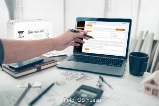 Im Bild eine Hand mit Stift, die auf ein Laptop zeigt, das den Online-Konfigurator ISY geladen hat.