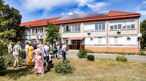 Im Bild das Dach mit der Solaranlage, das die Photovoltaik-Notstromversorgung für das Krankenhaus in der ukrainischen Stadt Brovary trägt.