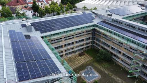 Im Bild eine Photovoltaik-Anlage auf dem Landratsamts Bayreuth, die Region Bayreuth ist Energie-Kommune des Monats.