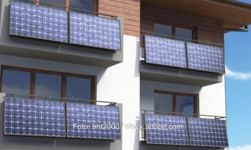 Im Bild ein Balkonkraftwerk, bei Steckersolargeräten mit mehr als 800 Watt Ausgangsleistung besteht eine Elektrofachkraft-Pflicht.