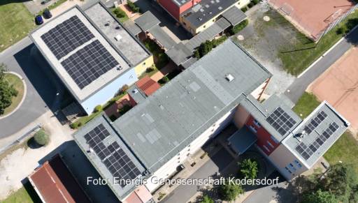 Im Bild die Photovoltaik-Anlage auf dem Dach der Adolf Traugott von Gersdorf Oberschule in Kodersdorf ist die erste Solaranlage der dortigen Bürgerenergiegenossenschaft.