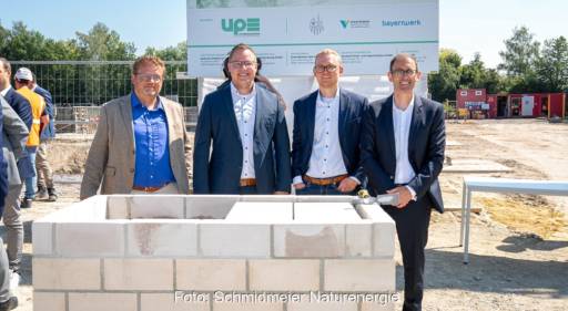 Im Bild Firmenvertreter bei der Grundsteinlegung für das Biomasseheizwerk für BMW