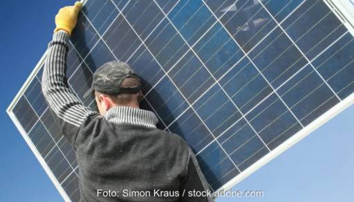 Ein Handwerker hat ein Solarmodul auf der Schulter, die Schweizer Constellation Energy hat den saarländischen PV-Installateur Sonalis übernommen.