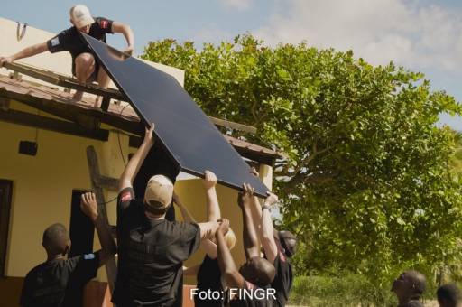 Ein solarbetriebenes Frischwassersystem wird auf dem Dach der Geburtsklinik in Linga Linga installiert.