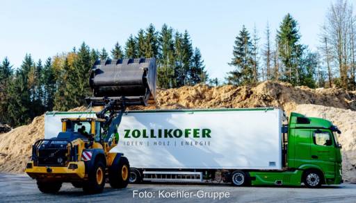 Im Bild ein Lkw von Zollikofer, der Holzspäne im Wald lädt, das Unternehmen hat Reko gekauft.