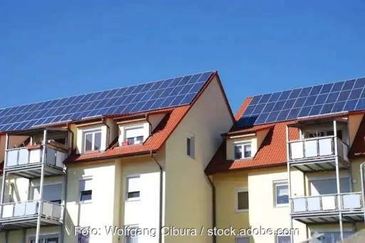 Zwei PV-Anlagen auf Mehrfamilienhäusern in der Großstadt.