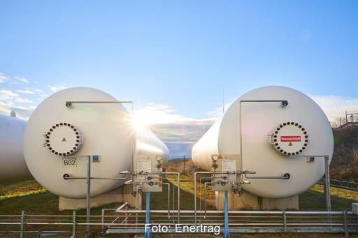 Zwei Wasserstofftanks unter blauem Himmel.