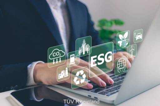 Animiertes Fotos zeigt schreibende Hände am Laptop mit verschiedenen Icons wie ESG und CO2.