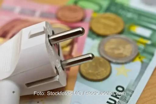 Ein Stecker und Geldscheine als Symbol für den EEG-Finanzierungsmechanismus.