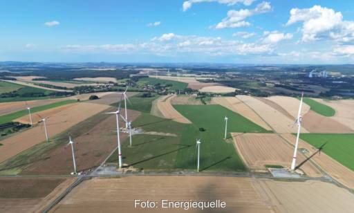 Auf Feldern stehen fünf kleine und drei große Windenergie-Anlagen nach dem Repowering.