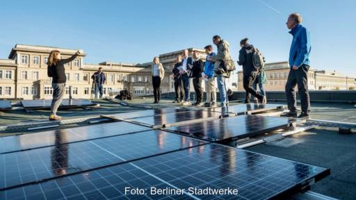 Photovoltaik-Anlage auf Dach mit Menschen - Teil des Solarpakets in Berlin