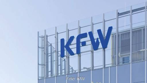 KFW-Logo an einem Gebäude der KfW-Bank - Symbol z.B. für die BEG-Heizungsförderung