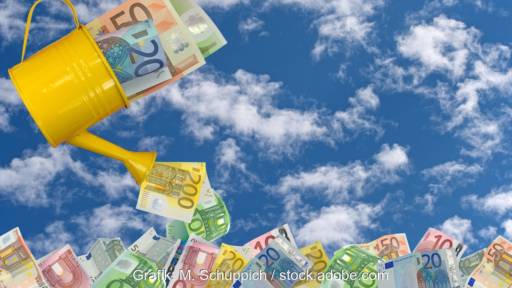 Geldscheine aus einer gelben Gießkanne werden im Bild verteilt - Symbol für Förderung im nationalen Artenhilfsprogramm.