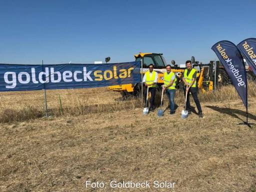 Männer in gelben Warnwesten und mit Spaten stehen in trockener Landschaft