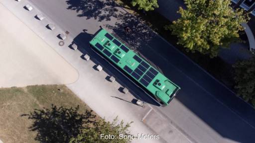Luftbild zeigt einen Bus von oben mit Photovoltaikmodulen auf dem Dach.