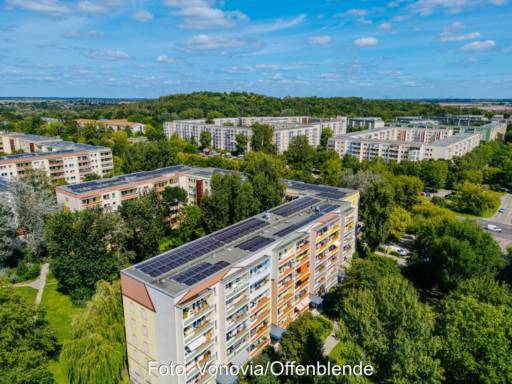 Gebäuderiegel in Berlin mit PV-Anlagen auf den Dächern.