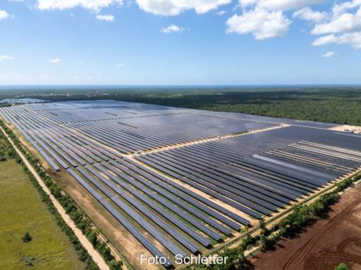Luftbild einer Freiflächen-PV-Anlage in in der Dominikanischen Republik unter blauem Himmel.