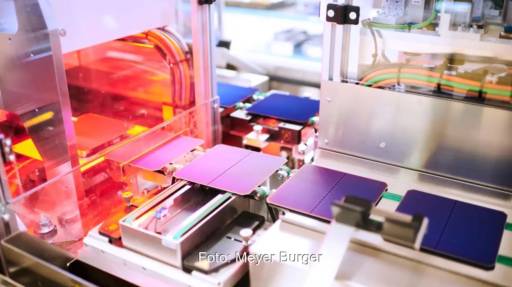 Im Bild die Solarzellenfertigung in Thalheim von Meyer Burger.