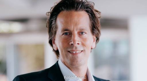 Im Bild Christian Haferkamp, Chief Sales Officer von Senec, der den Austausch von Batteriemodulen kommentiert.