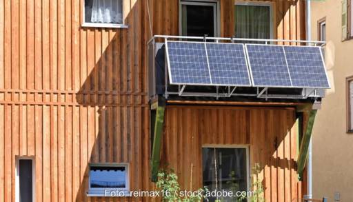 Im Bild ein Balkonkraftwerk, Tipps für Montage und Betrieb kommen vom TÜV.