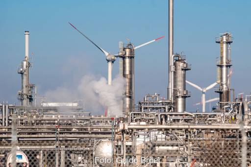 Chemieindustrie mit Windenergieanlage - Symbolbild für den Förderwettbewerb BIK zur Dekarbonisierung der Industrie.