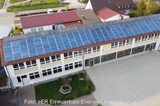 Auf einem Schuldach in Oberndorf befindet sich eine PV-Anlage. Hier gelingt der Weiterbetrieb einer Ü20-Photovoltaik-Anlage.
