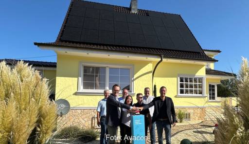 Im Bild Offizielle von Avacon, Politik sowie und Judith und Christian Pulvermüller, die die 100.000ste Photovoltaik-Anlage im Netz von Avacon angeschlossen haben.