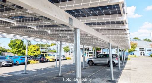 Im Bild das Photovoltaik-Carport das Gridparity für das Freizeitbad Aquafun in Soest installiert hat.