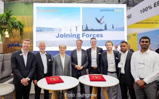 Im Bild Firmenvertreter, Sungrow und Goldbeck Solar haben eine Rahmenvereinbarung über die Lieferung von Photovoltaik-Wechselrichtern unterzeichnet.