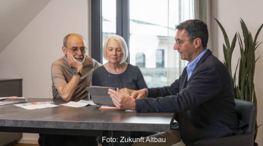 Im Bild ein Beratungsgespräch als Symbol für die Pflicht zur Heizungsprüfung.