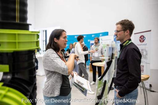 Zwei Personen in einem Messeumfeld im Beratungsgespräch.