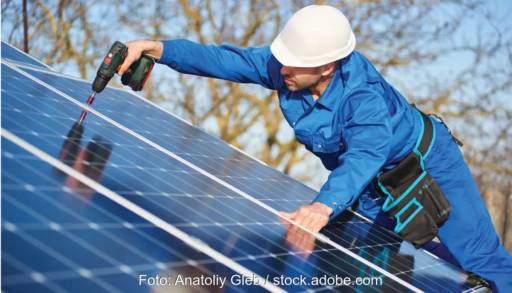 Im Bild ein Mann, der ein Photovoltaik-Modul installiert, das DIBt hat die Drei-Quadratmeter-Regel veröffentlicht.