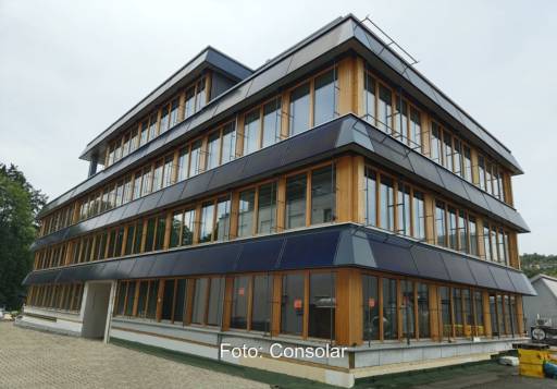 Im Bild das Bürogebäude W5e in Stetten, an dessen Fassade der Solink PVT-Wärmepumpenkollektor befestigt ist.