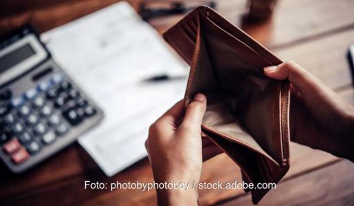 Im Bild eine leere Geldbörse als Symbol für die Hürde, die die Prospektpflicht für Bürgerenergieprojekte beim Geldeinsammeln darstellt.