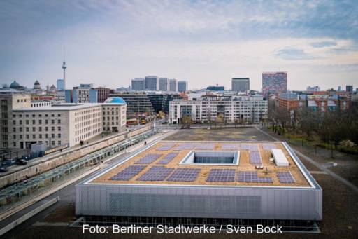 Ein moderner Flachbau in Berlin mit PV-Modulen.