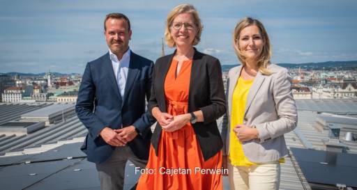 Im Bild Klimaschutzministerin Leonore Gewessler von Österreich, die die neue Photovoltaik-Börse kommentiert.